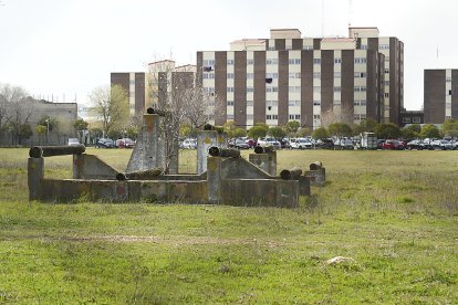 Zona de entrenamiento militar desde la calle Páramo de San Isidro con la Comandancia de la Guardia Civil al fondo. J. M. LOSTAU