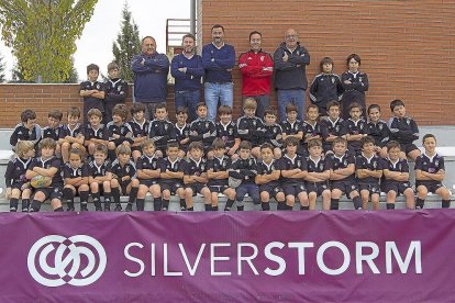 Los jugadores del equipo sub 10 posan en la grada de Pepe Rojo.