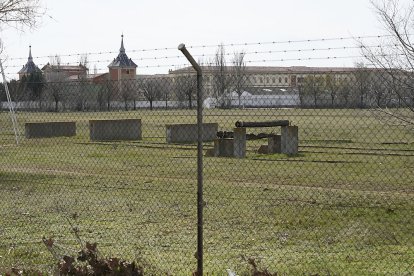 Zona de entrenamiento militar desde la calle Páramo de San Isidro con el acuartelamiento militar San Isidro al fondo. J. M. LOSTAU