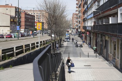 Calle San Isidro, con el grupo de viviendas de San Isidro a la derecha. J. M. LOSTAU