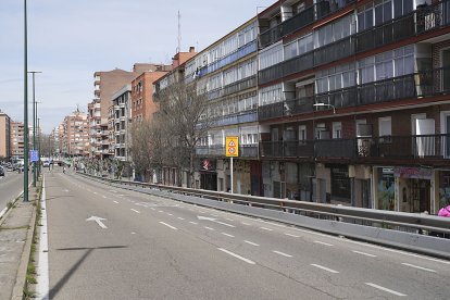 Calle San Isicro. Vista actual del grupo de viviendas de San Isidro, a la derecha. J. M. LOSTAU