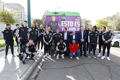 Foto de familia tras el acuerdo entre Real Valladolid Baloncesto, Auvasa y Ayuntamiento. / J. M. LOSTAU