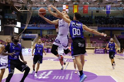 Derbi entre el UEMC RV Baloncesto y el San Pablo Burgos / JUAN MIGUEL LOSTAU.