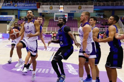Derbi entre el UEMC RV Baloncesto y el San Pablo Burgos / JUAN MIGUEL LOSTAU.