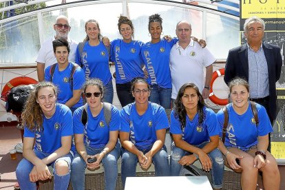 Equipo Balonmano Aula al completo disfrutó de la apertura de la caseta de EL MUNDO en la Leyenda del Pisuerga.