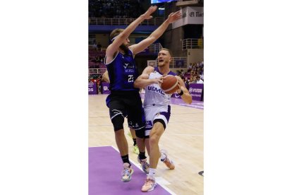Derbi entre el UEMC RV Baloncesto y el San Pablo Burgos / JUAN MIGUEL LOSTAU.