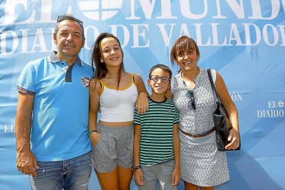 Alberto Valella (Treves Cyl) y Eva Martínez (El Mundo) con su familia.