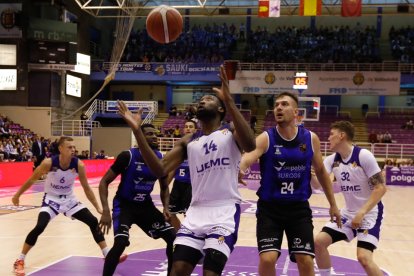 Derbi entre el UEMC RV Baloncesto y el San Pablo Burgos / JUAN MIGUEL LOSTAU.