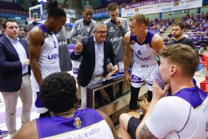 Derbi entre el UEMC RV Baloncesto y el San Pablo Burgos / JUAN MIGUEL LOSTAU.