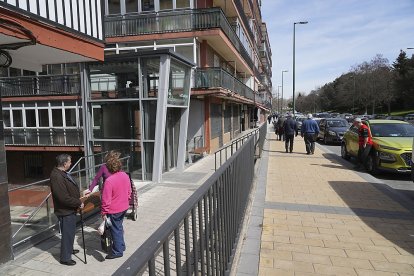 Uno de los ascensores del grupo de viviendas San Isidro por el lado del Paseo Juan Carlos I. J. M. LOSTAU