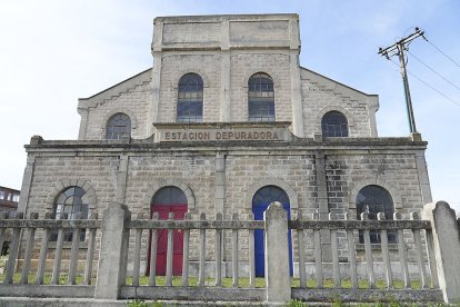 Estación depuradora en la Avenida de Soria. J. M. LOSTAU