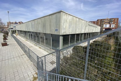 Piscina Climatizada Henar Alonso Pimentel, en el antiguo Mercado central. J. M. LOSTAU