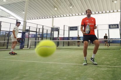 Primeros partidos de la fase previa del Valladolid Máster de padel en el Club Raqueta. / PHOTOGENIC