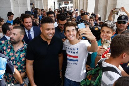 Ronaldo Nazário pasea por las calles de Valladolid rodeado de gente.