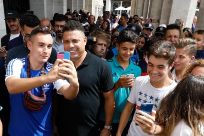 Ronaldo Nazário pasea por las calles de Valladolid rodeado de gente.