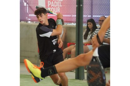 Primeros partidos de la fase previa del Valladolid Máster de padel en el Club Raqueta. / PHOTOGENIC
