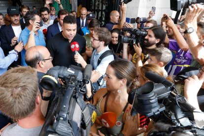 Ronaldo Nazário pasea por las calles de Valladolid rodeado de gente.
