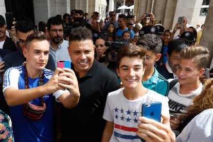Ronaldo Nazário pasea por las calles de Valladolid rodeado de gente.