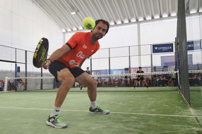 Primeros partidos de la fase previa del Valladolid Máster de padel en el Club Raqueta. / PHOTOGENIC