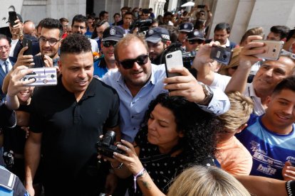 Ronaldo Nazário pasea por las calles de Valladolid rodeado de gente.
