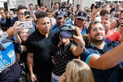 Ronaldo Nazário pasea por las calles de Valladolid rodeado de gente.