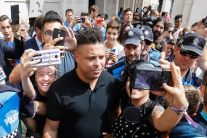 Ronaldo Nazário pasea por las calles de Valladolid rodeado de gente.