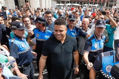 Ronaldo Nazário pasea por las calles de Valladolid rodeado de gente.