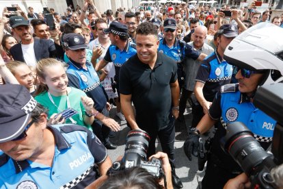 Ronaldo Nazário pasea por las calles de Valladolid rodeado de gente.