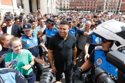 Ronaldo Nazário pasea por las calles de Valladolid rodeado de gente.