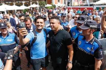 Ronaldo Nazário pasea por las calles de Valladolid rodeado de gente.