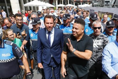 Ronaldo Nazário pasea por las calles de Valladolid rodeado de gente.