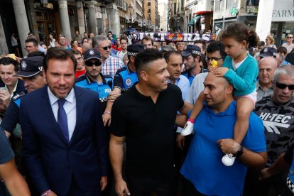 Ronaldo Nazário pasea por las calles de Valladolid rodeado de gente.