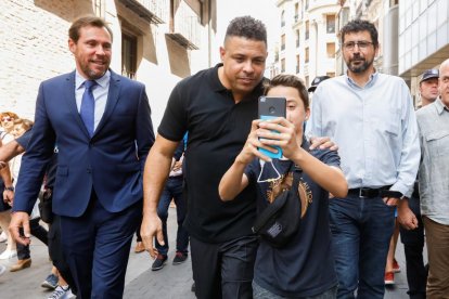 Ronaldo Nazário pasea por las calles de Valladolid rodeado de gente.