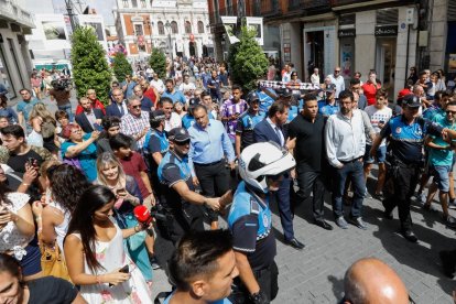 Ronaldo Nazário pasea por las calles de Valladolid rodeado de gente.