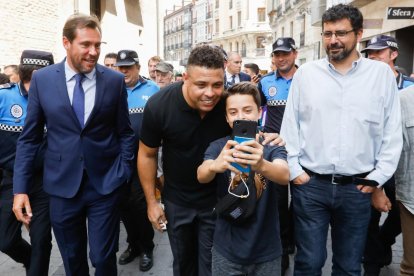 Ronaldo Nazário pasea por las calles de Valladolid rodeado de gente.
