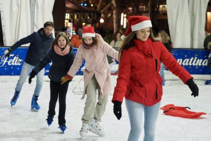 Pista de hielo de la Acera de Recoletos de Valladolid. PHOTOGENIC