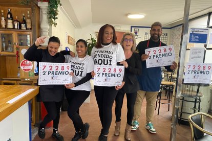 Los propietarios del local de Tordesillas celebran que han vendido el segundo premio de la Lotería de El Niño. E.M.