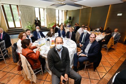 Asistentes al Club de Prensa de El Mundo con Virginia Barcones y Grande-Marlaska. / J. M. LOSTAU