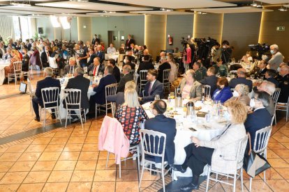 Asistentes al Club de Prensa de El Mundo con Virginia Barcones y Grande-Marlaska. / J. M. LOSTAU
