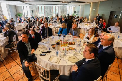Asistentes al Club de Prensa de El Mundo con Virginia Barcones y Grande-Marlaska. / J. M. LOSTAU