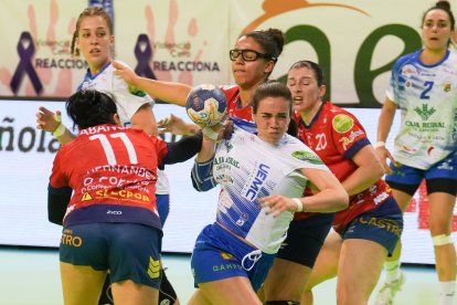 Jimena Laguna lanza durante el Caja Rural Aula - Balonmano Porriño. / LOSTAU