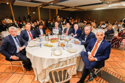 Asistentes al Club de Prensa de El Mundo con Virginia Barcones y Grande-Marlaska. / J. M. LOSTAU