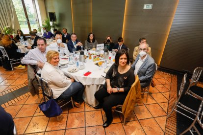 Asistentes al Club de Prensa de El Mundo con Virginia Barcones y Grande-Marlaska. / J. M. LOSTAU