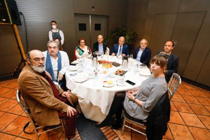 Asistentes al Club de Prensa de El Mundo con Virginia Barcones y Grande-Marlaska. / J. M. LOSTAU