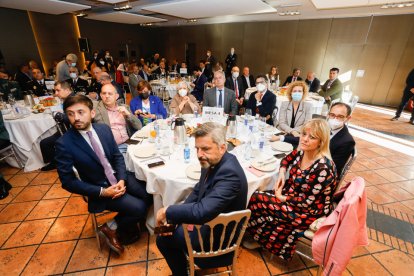 Asistentes al Club de Prensa de El Mundo con Virginia Barcones y Grande-Marlaska. / J. M. LOSTAU
