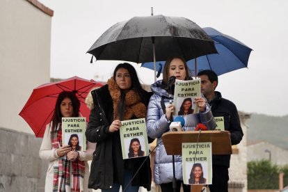 Concentración de la familia y amigos de Esther celebrada el 11 de diciembre, donde se ven los carteles.- ICAL
