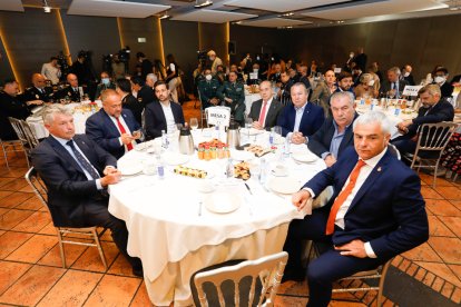 Asistentes al Club de Prensa de El Mundo con Virginia Barcones y Grande-Marlaska. / J. M. LOSTAU