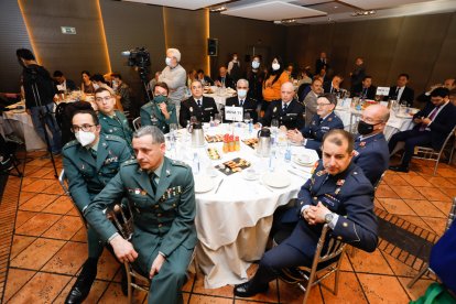 Asistentes al Club de Prensa de El Mundo con Virginia Barcones y Grande-Marlaska. / J. M. LOSTAU