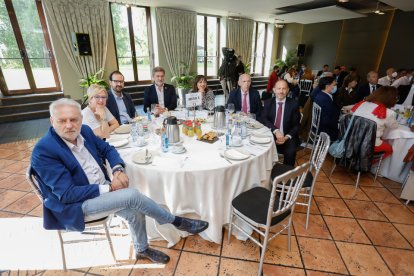 Asistentes al Club de Prensa de El Mundo con Virginia Barcones y Grande-Marlaska. / J. M. LOSTAU