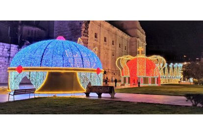 Prueba de las luces de Navidad de las coronas reales de Portugalete. E. M.